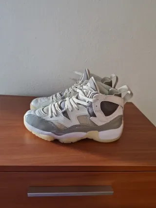 Zapatillas Jordan Talla 42 Blancas y Grises