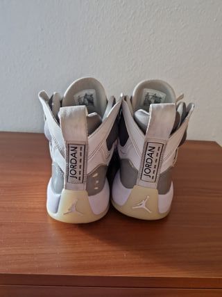 Zapatillas Jordan Talla 42 Blancas y Grises