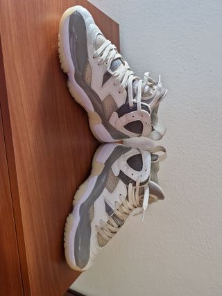 Zapatillas Jordan Talla 42 Blancas y Grises