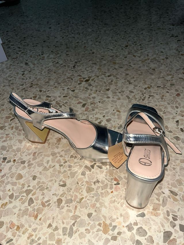 Tacones plateados