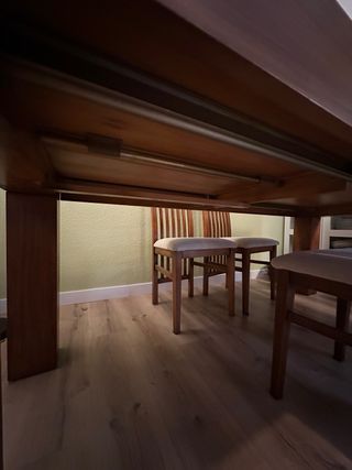 Mesa de madera con 6 sillas