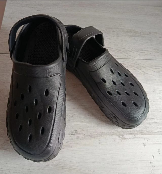 Zuecos negros antideslizantes