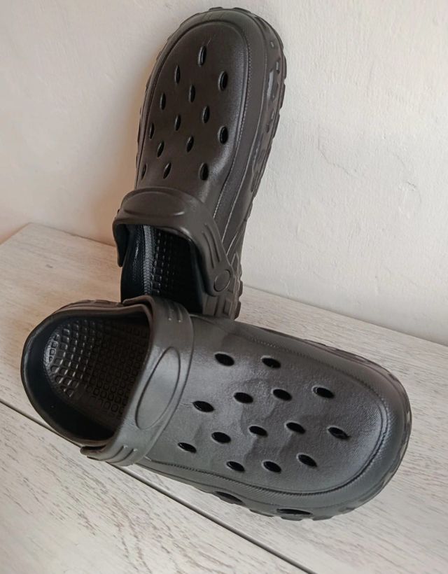 Zuecos negros antideslizantes