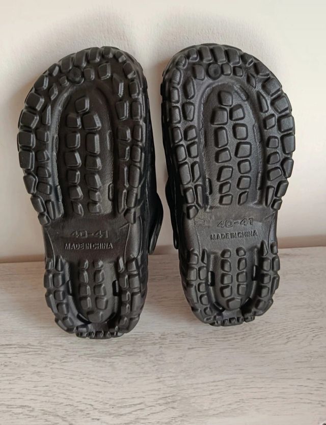 Zuecos negros antideslizantes