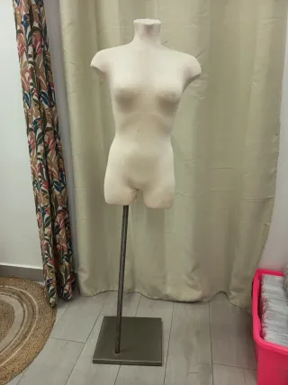 Maniquí de mujer beige