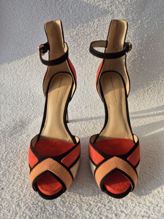 Zapatos Zara Basic tacón alto naranja y negro