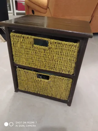 Tavolino con cestini in vimini