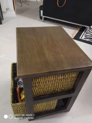 Tavolino con cestini in vimini