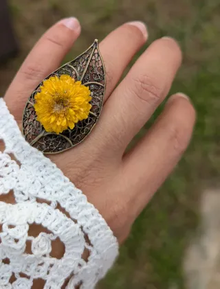 Anillo con crisantemo en resina – joya Navidad
