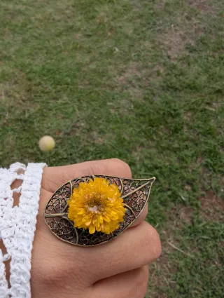 Anillo con crisantemo en resina – joya Navidad
