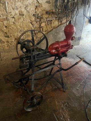 Bomba de trasiego de vino antigua