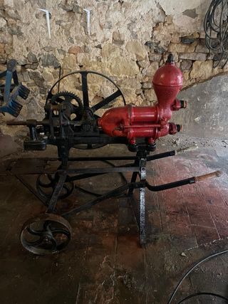 Bomba de trasiego de vino antigua