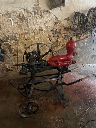 Bomba de trasiego de vino antigua