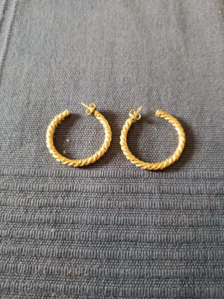 Pendientes dorados con forma de cordón