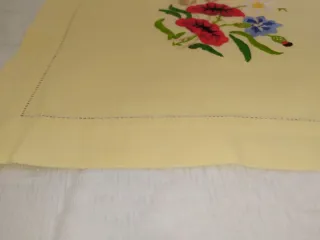 Mantel antiguo bordado flores, más de 75 años!!