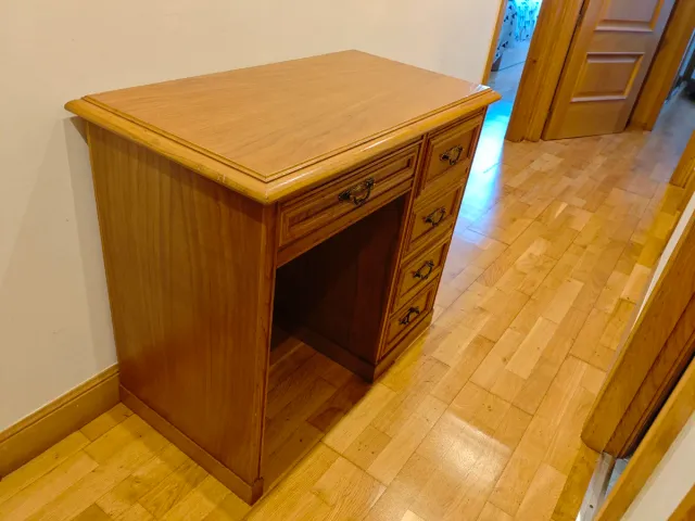 Solo recogida. Escritorio de madera usado.