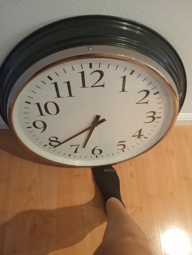 Reloj Gigante Decorativo solo en persona