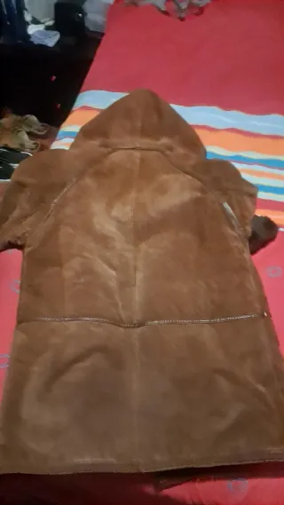 Chaquetón de piel con capucha