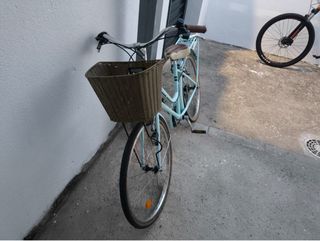 Bicicleta de paseo azul con cesta