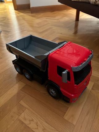 Camiones y coches de juguete variados