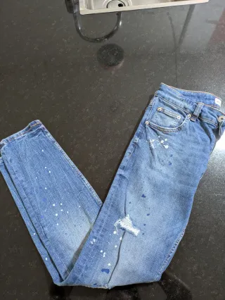 Pantalón vaquero azul con manchas