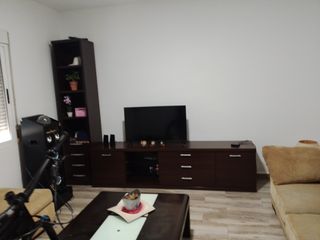 Comedor madera bien cuidado dos sofás y un puff