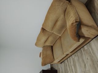 Comedor madera bien cuidado dos sofás y un puff