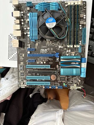 Scheda madre ASUS con CPU Intel Core i7 2600