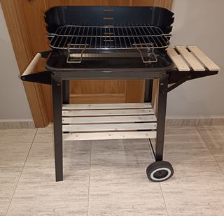 Barbacoa negra con ruedas nueva 