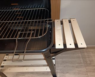 Barbacoa negra con ruedas nueva 