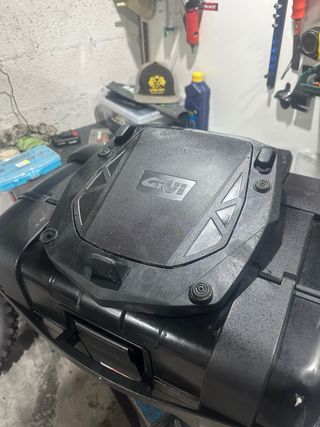 Baúl Givi Trekker + Base