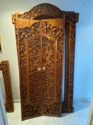 Puerta de madera tallada estilo Bali