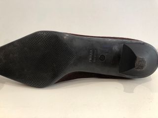 Zapatos Prada tacón bajo marrón