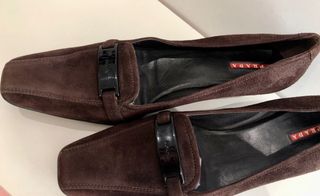 Zapatos Prada tacón bajo marrón