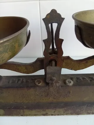 Balanza antigua bronce y hierro