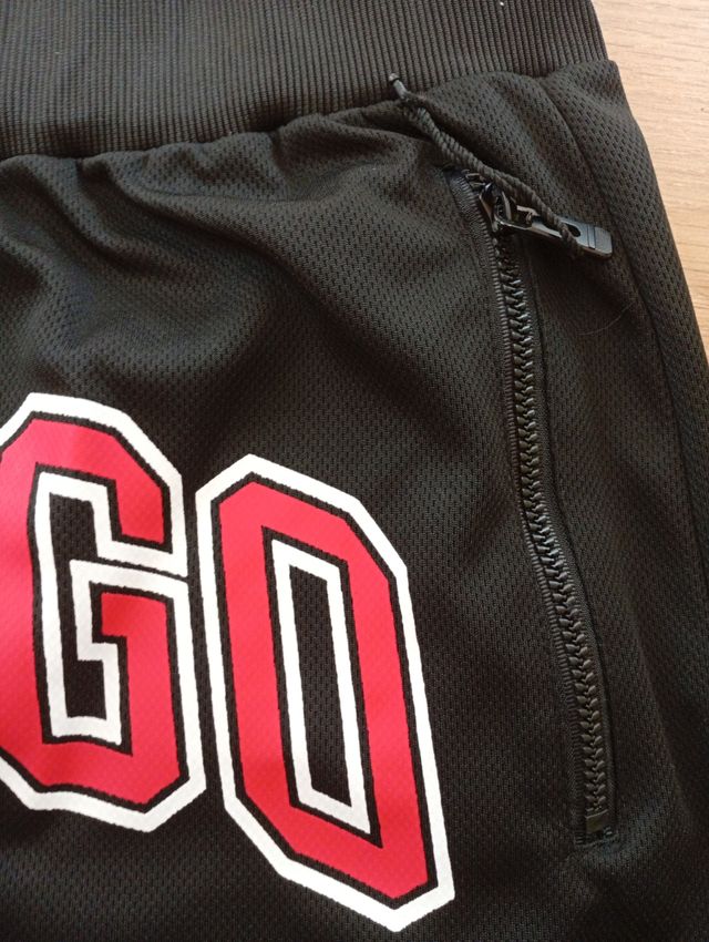 Pantalón Chicago Bulls Negro y Rojo.