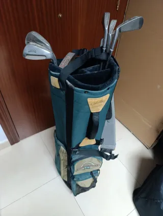 Bolsa de golf Callaway y palos Wilson