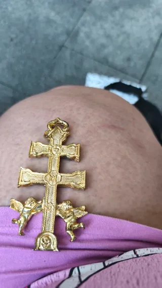 Cruz de Caravaca dorada con ángeles
