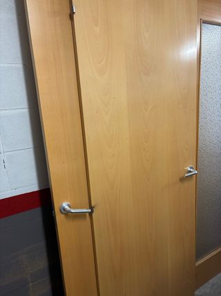 3 Puertas de madera y una con cristal total 4 