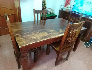 Mesa de madera con 4 sillas