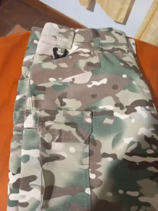 Pantalón camuflaje militar