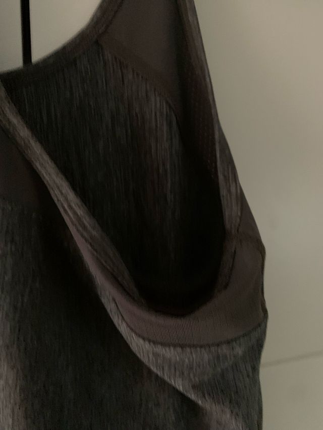 Camiseta deportiva Under Armour gris