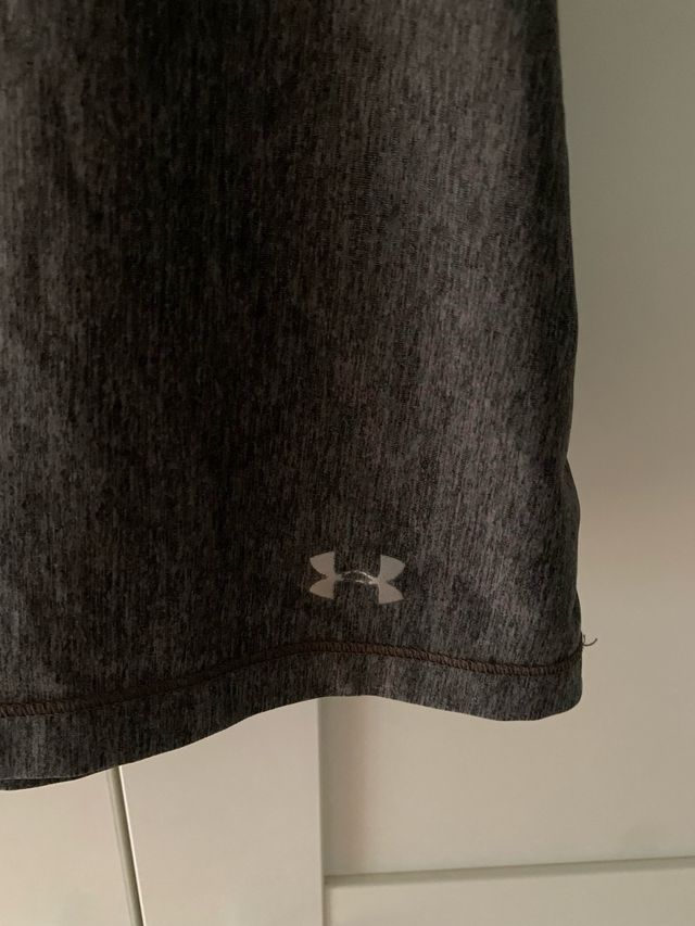 Camiseta deportiva Under Armour gris