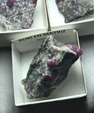 Lote Tres Rubíes Bruto Matriz India + Regalo