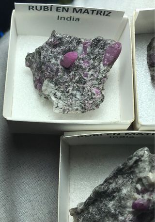 Lote Tres Rubíes Bruto Matriz India + Regalo