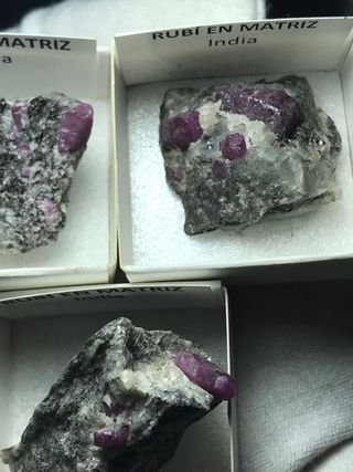 Lote Tres Rubíes Bruto Matriz India + Regalo