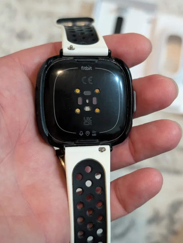 Fitbit Versa 4 Smartwatch Negro