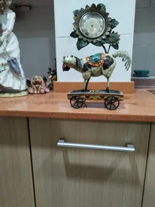 Figura perro latón carro decorativo