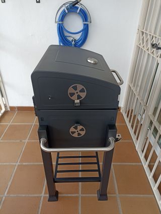 Barbacoa de carbón negra