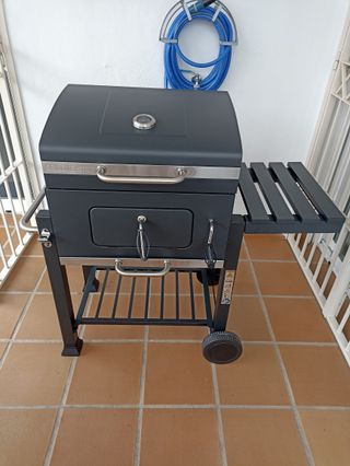 Barbacoa de carbón negra